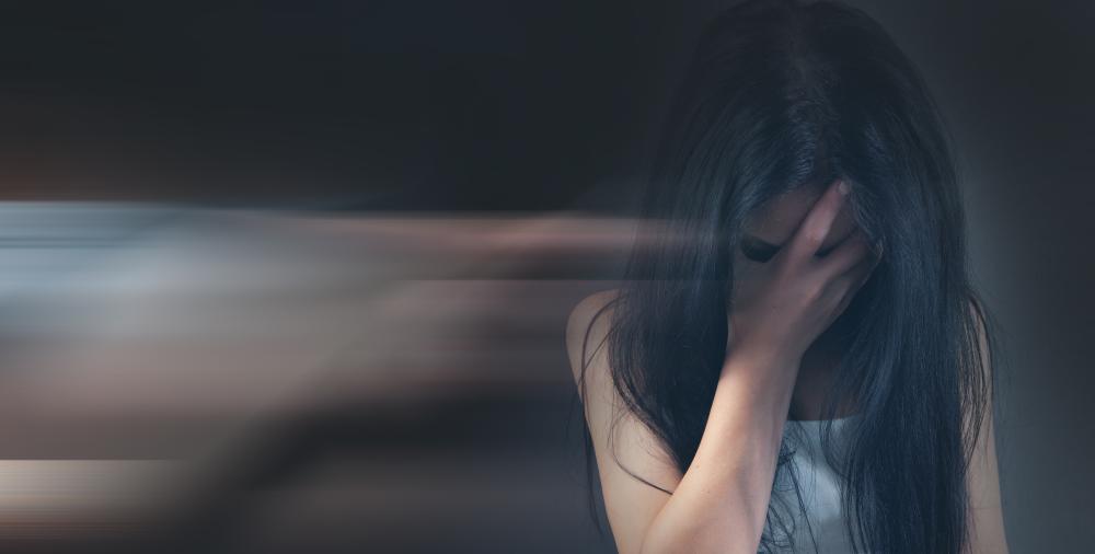 Frau hält sich Hand vor das Gesicht, © AdobeStock